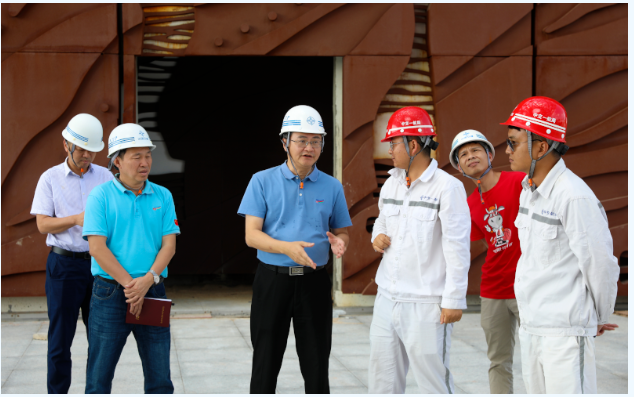 歡迎三沙市市委常委，市長(cháng)鄧忠蒞臨我司承接的三沙廣場(chǎng)項目，三沙文體館項目現場(chǎng)調研并指導